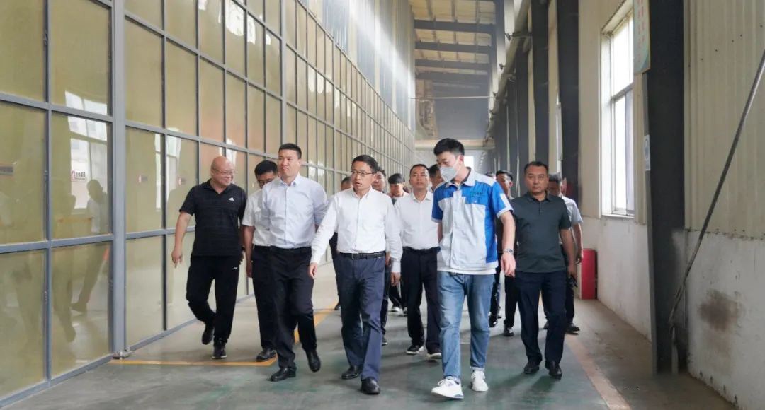 河南开封市委领导带队考察山东曹县庄寨镇木材加工产业