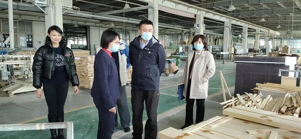 大连市商务局调研普兰店木制品加工企业海外产业链建设情况