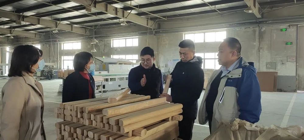 大连市商务局调研普兰店木制品加工企业海外产业链建设情况