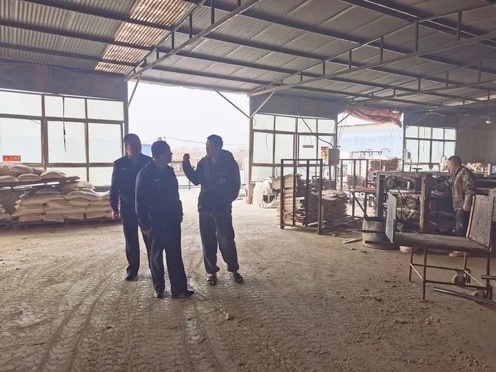 甘肃临泽县走访木材企业 优化营商环境