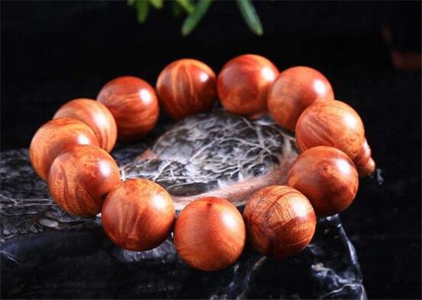 用火琉璃木料制作而成的手串 用火琉璃木料制作而成的手串