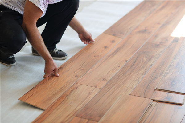 使用硬木板铺地板